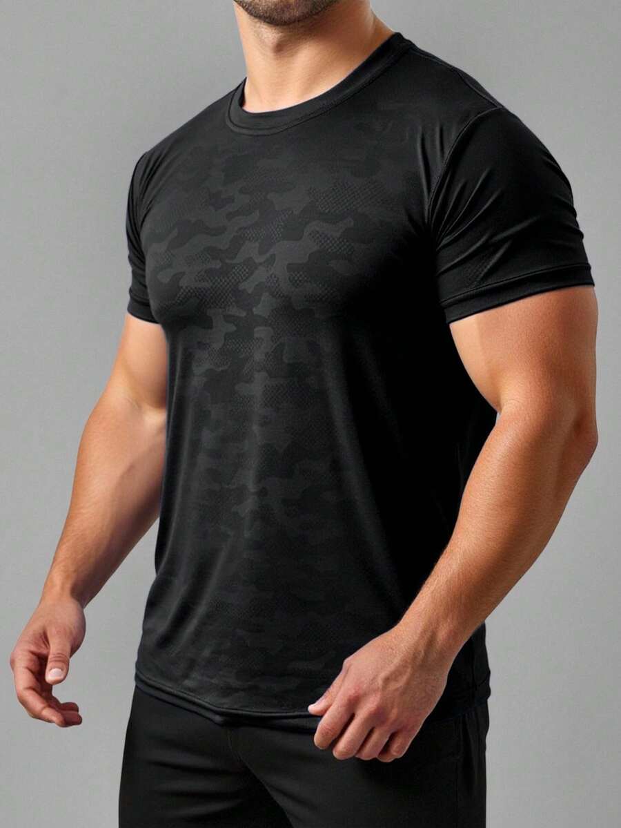 Playera deportiva con diseño camuflaje para caballero. Tela dry fit, ligera y transpirable.  Corte cómodo, moderno y ajuste atlético. Ideal para uso en el gimnasio, fitness y uso diario. - Negro - Ver 1