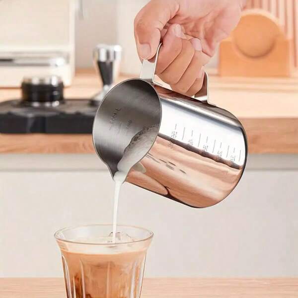 1 Pieza, Cafetera de acero inoxidable con marcas de medición, taza para arte de latte, jarra para espumar leche, jarra para espumar leche de calidad barista, apta para arte de latte, capuchino y café plano, accesorios de café domésticos y profesionales de grado comercial duraderos, herramientas de café profesionales | Accesorios de café modernos | Superficie pulida, accesorios para barra de café