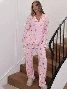 Completo casual da donna per autunno e inverno, composto da top a manica lunga con colletto e chiusura singola e pantaloni a gamba dritta, vestibilità morbida con stampa all-over, con tasche, per uso domestico - Stampa rosa - Visualizzare 3