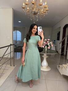 Elegant Midi Dress With A Flowing Fit And Fitted Design - Green - View 2