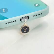 1个防尘塞黑色吊坠，两侧有26个英文首字母，字母手机防尘塞充电口防尘塞兼容苹果接口Type-C防尘塞