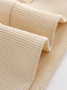 这款少女长袖圆领卫衣印有“Wow!Wow!”图案，舒适时尚，休闲百搭，是秋冬季的理想之选。