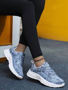 أحذية جري نسائية من الجلد المنفذ للهواء موديل 2025 الجديد، أحذية رياضية كاجوال خفيفة الوزن، أحذية رياضية ضخمة رجعية متعددة الاستخدامات للرياضة والترفيه، أحذية مقاومة للماء ومانعة للانزلاق للتنزه والتمارين الرياضية الخارجية، أحذية بادمنتون مع امتصاص الصدمات، أحذية متناسقة الشكل متعددة الاستخدامات لأي مناسبة، أحذية سفر خفيفة الوزن منخفضة الكاحل للنساء