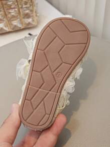 1 Pair Girls' New Fashion Elegant Minimalist Pearl Embroidered Mesh Breathable Material Handmade Pearl Bow Decor Elastic Band Floral Trim Soft Wear Comfortable Non-Slip Flat Princess Sandals, Suitable For Dresses, Piano Performance, Spring/Summer/Autumn