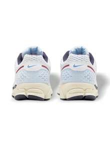 Nike Vomero 5 女款跑步运动鞋，透气网布搭配 TPU 稳定支撑架，蓝色鞋跟细节设计，适合跑步和日常穿着 FV8111-451 - Eqtora/白色 - 查看 5