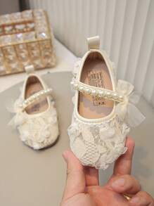 1 Pair Girls' New Fashion Elegant Minimalist Pearl Embroidered Mesh Breathable Material Handmade Pearl Bow Decor Elastic Band Floral Trim Soft Wear Comfortable Non-Slip Flat Princess Sandals, Suitable For Dresses, Piano Performance, Spring/Summer/Autumn