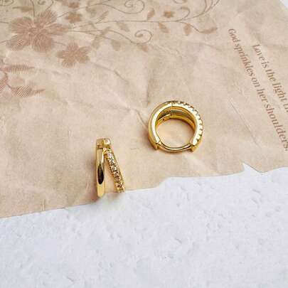 1 đôi bông tai mạ vàng 14K đính đá Zirconia, kiểu dáng xếp lớp, có bản lề, phù hợp với lỗ xỏ sụn tai, vành tai, dái tai, bộ bông tai nhỏ nhắn dành cho bé gái.