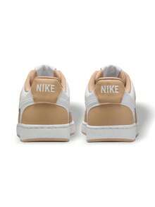 Nike Court Vision Low 男士运动鞋，麻色/白色，经典篮球鞋面，舒适鞋领，耐磨橡胶外底，款式 DH3158-201 - 沙漠卡其色 - 查看 4