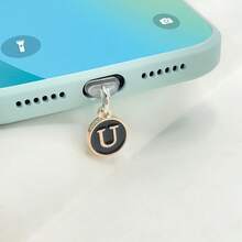 1个防尘塞黑色吊坠，两侧有26个英文首字母，字母手机防尘塞充电口防尘塞兼容苹果接口Type-C防尘塞