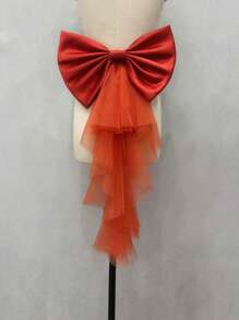 1件白色缎面后背蝴蝶结装饰，配不对称网纱飘带，可作腰饰。情人节配饰