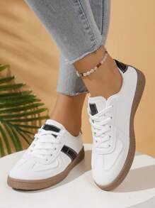 女士白色经典百搭圆头一脚蹬休闲系带柔软舒适平底户外运动休闲鞋，简洁鞋面，线条流畅，整体干净利落。适合春夏秋冬日常出游、校园、度假、街头时尚搭配 - 白色 - 查看 3