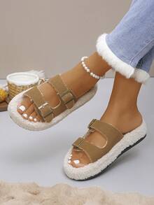 1 par de chinelos de casa da moda com fivela de metal, sola grossa e tira dupla