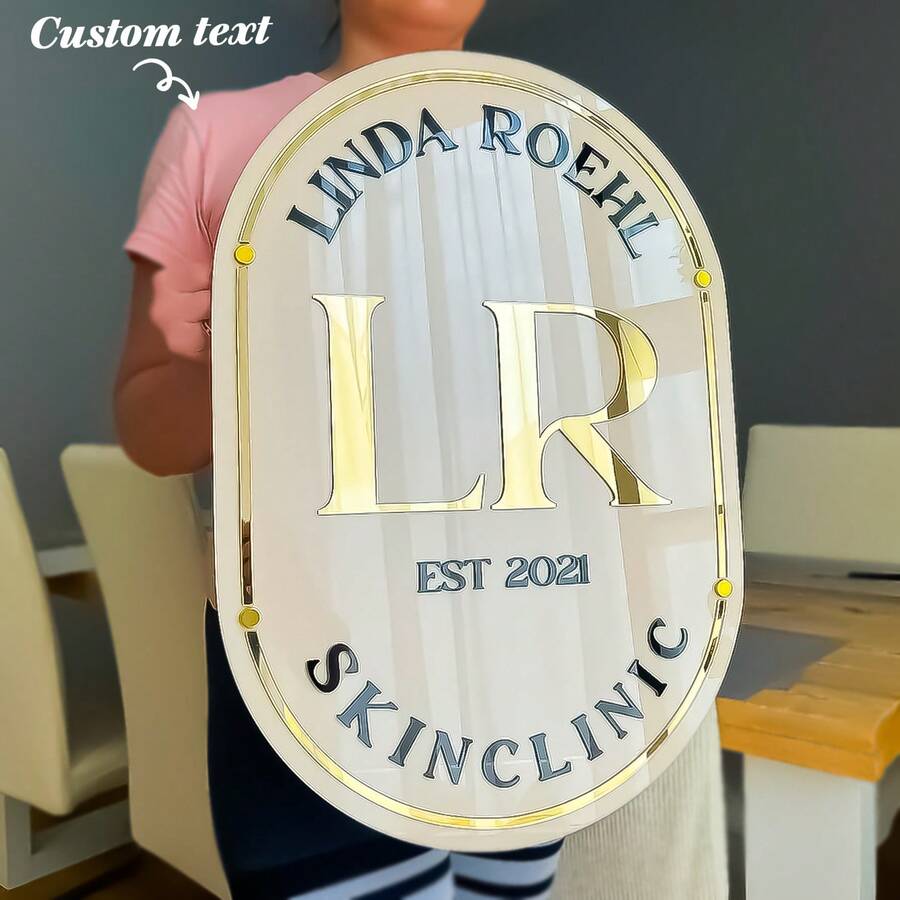 Personalisiertes beiges ovales Schild mit goldenen und schwarzen Buchstaben, goldener Umrandung, Montagematerial enthalten. Transparentes ovales Schild mit schwarzen und goldenen Buchstaben und goldener Umrandung, Montagematerial enthalten. Kundenspezifisches Acryl-Geschäftsschild für die Wand mit weißem Hintergrund, personalisiertes Geschäftsschild für das Büro