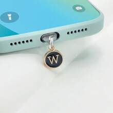 1个防尘塞黑色吊坠，两侧有26个英文首字母，字母手机防尘塞充电口防尘塞兼容苹果接口Type-C防尘塞