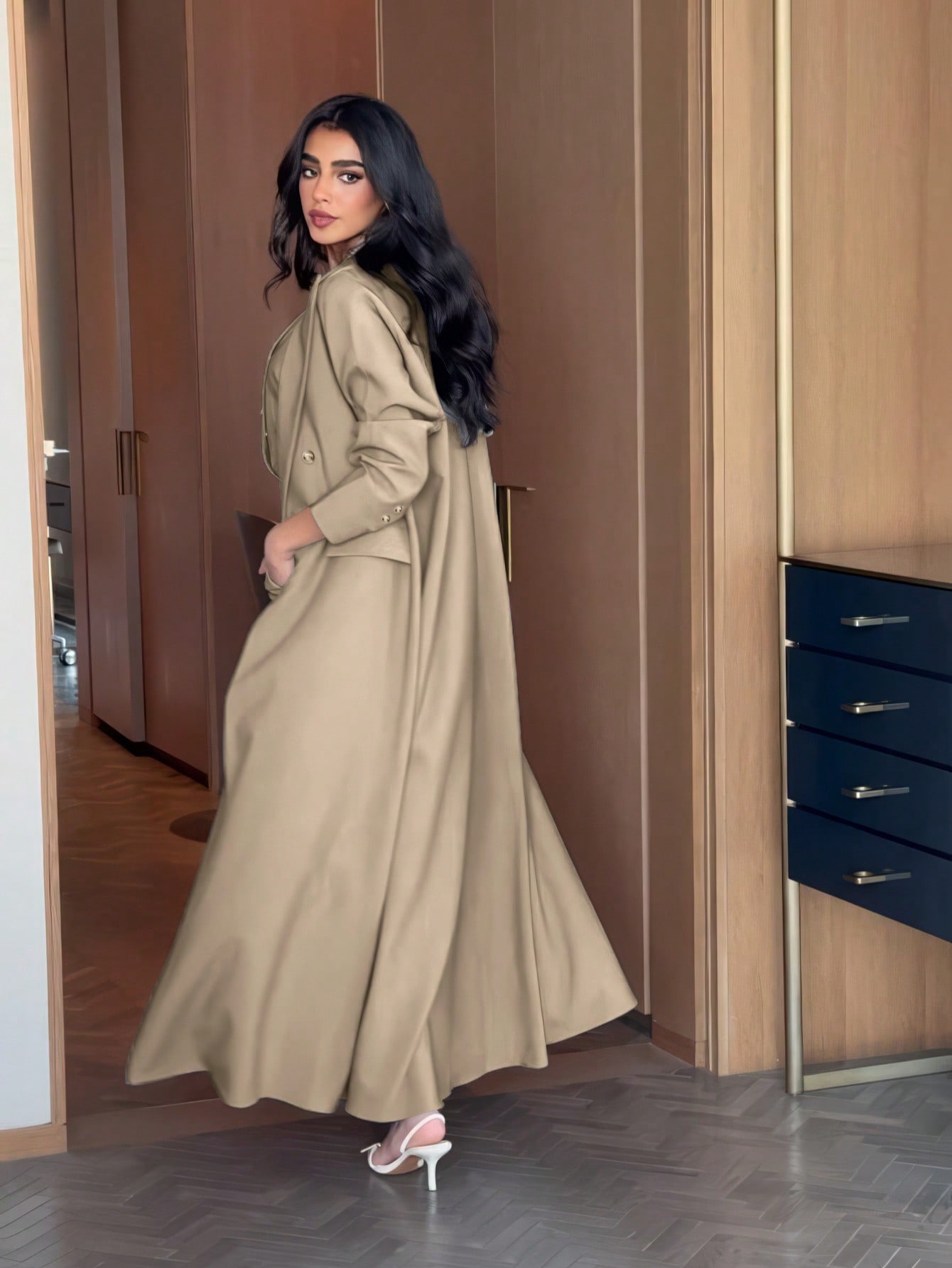 مجموعة 3 قطع: 1 رداء طويل أمامي مفتوح بأزرار، 1 ست...