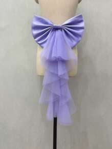 1件白色缎面后背蝴蝶结装饰，配不对称网纱飘带，可作腰饰。情人节配饰