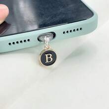 1个防尘塞黑色吊坠，两侧有26个英文首字母，字母手机防尘塞充电口防尘塞兼容苹果接口Type-C防尘塞