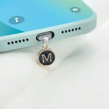 1个防尘塞黑色吊坠，两侧有26个英文首字母，字母手机防尘塞充电口防尘塞兼容苹果接口Type-C防尘塞