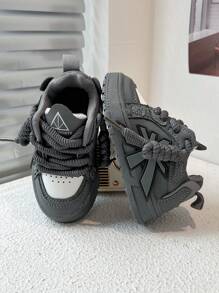 1 Pair Back To School Casual & Fashionable Sports Skateboarding Shoes For Children, Grey Blue With White Color Scheme, Slip-On Closure For Convenience, Comfortable, Lightweight, Soft, Suitable For Indoor/Outdoor, Play, Festivals, Etc.