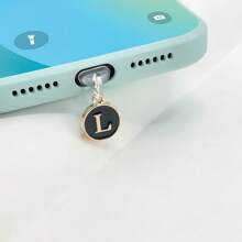 1个防尘塞黑色吊坠，两侧有26个英文首字母，字母手机防尘塞充电口防尘塞兼容苹果接口Type-C防尘塞