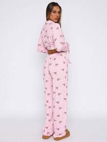 Completo casual da donna per autunno e inverno, composto da top a manica lunga con colletto e chiusura singola e pantaloni a gamba dritta, vestibilità morbida con stampa all-over, con tasche, per uso domestico - Stampa rosa - Visualizzare 5