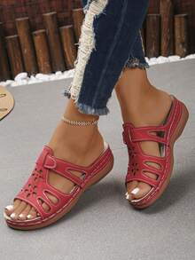 大码女式夏季新款时尚休闲红色镂空圆头露趾坡跟厚底一脚蹬凉鞋，适合日常穿着、度假、海滩，轻便舒适