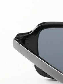 一副男士复古欧美铆钉矩形太阳镜，时尚街头嘻哈风格，适合日常、街头和度假防晒