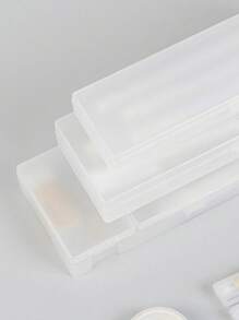 1 个白色塑料铅笔盒，简约办公桌文具收纳盒，带铰链盖和按扣的塑料铅笔盒，适用于铅笔、钢笔、钻头、办公用品，由耐用塑料材料制成，可容纳多支钢笔，便携实用，非常适合旅行、办公桌整理、抽屉、工作区和教室。