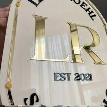 Personalisiertes beiges ovales Schild mit goldenen und schwarzen Buchstaben, goldener Umrandung, Montagematerial enthalten. Transparentes ovales Schild mit schwarzen und goldenen Buchstaben und goldener Umrandung, Montagematerial enthalten. Kundenspezifisches Acryl-Geschäftsschild für die Wand mit weißem Hintergrund, personalisiertes Geschäftsschild für das Büro