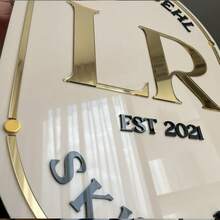 Personalisiertes beiges ovales Schild mit goldenen und schwarzen Buchstaben, goldener Umrandung, Montagematerial enthalten. Transparentes ovales Schild mit schwarzen und goldenen Buchstaben und goldener Umrandung, Montagematerial enthalten. Kundenspezifisches Acryl-Geschäftsschild für die Wand mit weißem Hintergrund, personalisiertes Geschäftsschild für das Büro