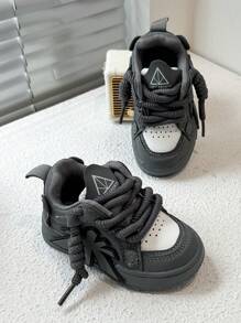 1 Pair Back To School Casual & Fashionable Sports Skateboarding Shoes For Children, Grey Blue With White Color Scheme, Slip-On Closure For Convenience, Comfortable, Lightweight, Soft, Suitable For Indoor/Outdoor, Play, Festivals, Etc.