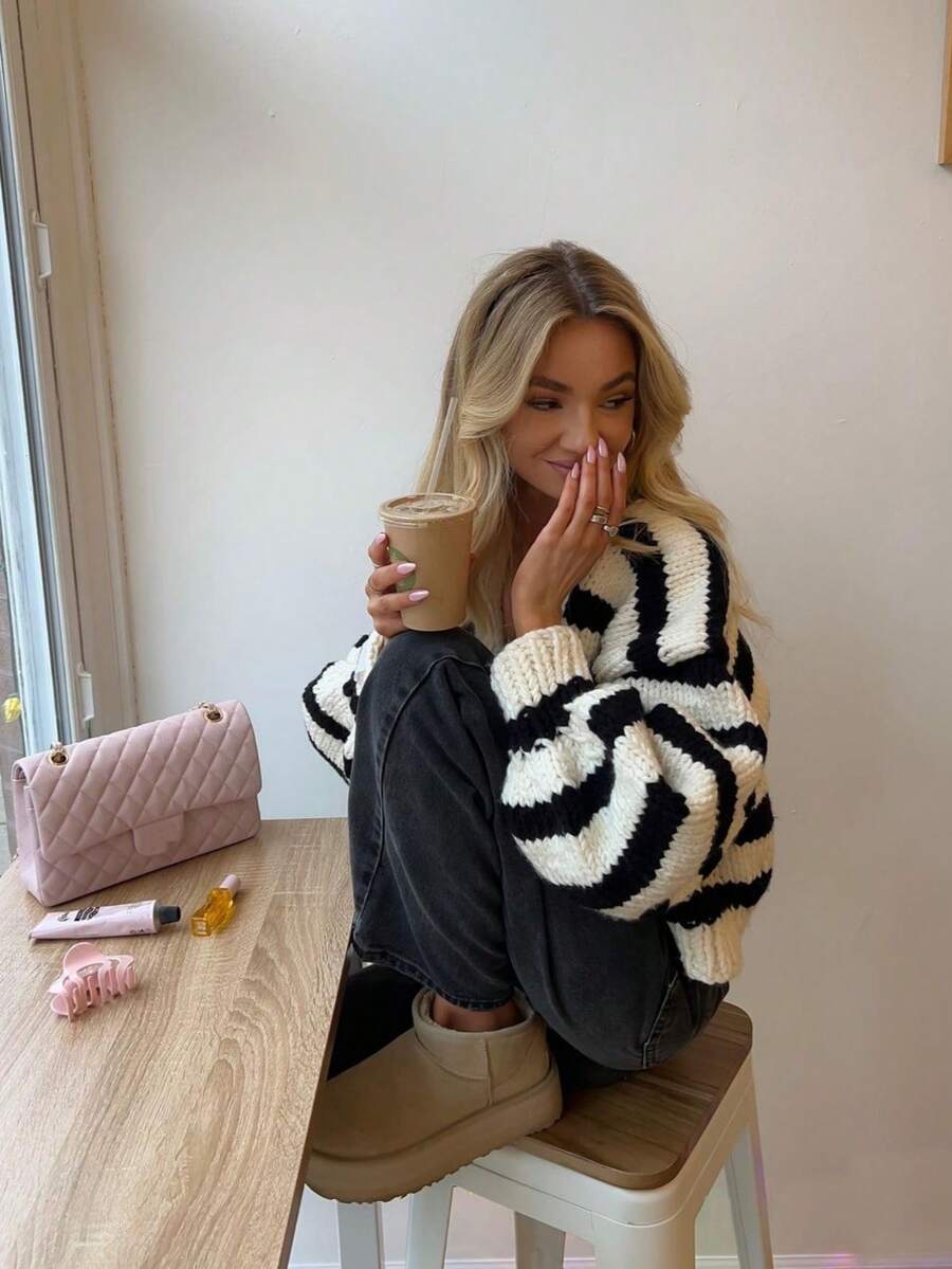 Vivid Style 女士 V 领撞色条纹宽松短款针织开衫，落肩喇叭袖，适合秋冬季、圣诞节、新年等场合穿着。 - 黑與白 - 查看 1