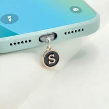 1个防尘塞黑色吊坠，两侧有26个英文首字母，字母手机防尘塞充电口防尘塞兼容苹果接口Type-C防尘塞