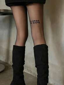 女士黑色哥特字母印花透明连裤袜，单件装，多种款式可选，适合体重110磅及以下的女性。 - 字母絲襪 - 查看 2