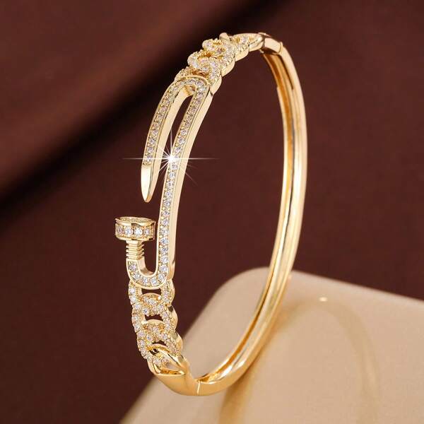 Pulseira feminina com design de corrente e zircônia cúbica incrustada