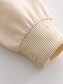 这款少女长袖圆领卫衣印有“Wow!Wow!”图案，舒适时尚，休闲百搭，是秋冬季的理想之选。