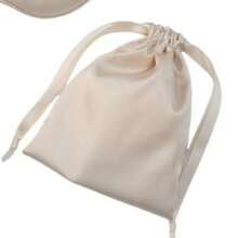 Trzyczęściowy zestaw składający się z maski na oczy, gumki do włosów, organizera kieszonkowego, pamiątek ślubnych, przenośnych produktów do przechowywania na zewnątrz oraz blokujących światło pomocy do snu - każdy element został starannie zaprojektowany, aby dodać Twojemu życiu odrobinę elegancji i wygody.