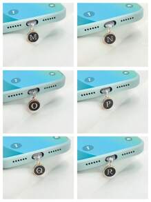 1个防尘塞黑色吊坠，两侧有26个英文首字母，字母手机防尘塞充电口防尘塞兼容苹果接口Type-C防尘塞