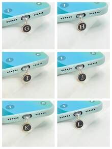 1个防尘塞黑色吊坠，两侧有26个英文首字母，字母手机防尘塞充电口防尘塞兼容苹果接口Type-C防尘塞