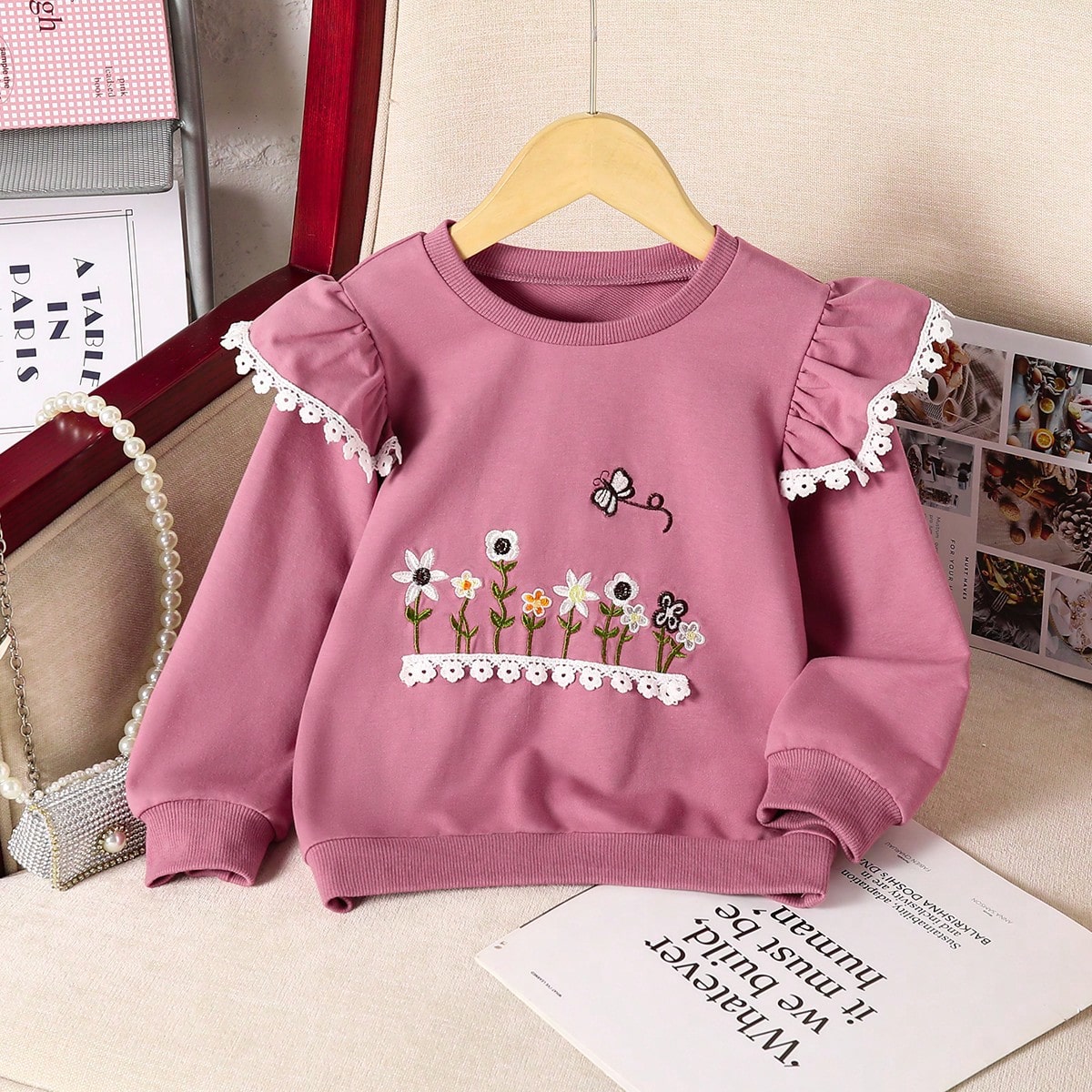Sudadera casual y dulce con bordado floral para niña: Sudadera con bordado floral dulce en rosa y morado, mangas con volantes de encaje, adecuada par