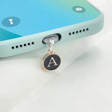 1个防尘塞黑色吊坠，两侧有26个英文首字母，字母手机防尘塞充电口防尘塞兼容苹果接口Type-C防尘塞