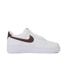 Nike 空军一号 '07 男士运动鞋，优质柔软皮革，气垫缓震，经久耐穿，舒适透气，篮球及休闲鞋款 FJ4146-112 - 白色/勃根地之戀 - 查看 2