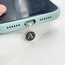 1个防尘塞黑色吊坠，两侧有26个英文首字母，字母手机防尘塞充电口防尘塞兼容苹果接口Type-C防尘塞