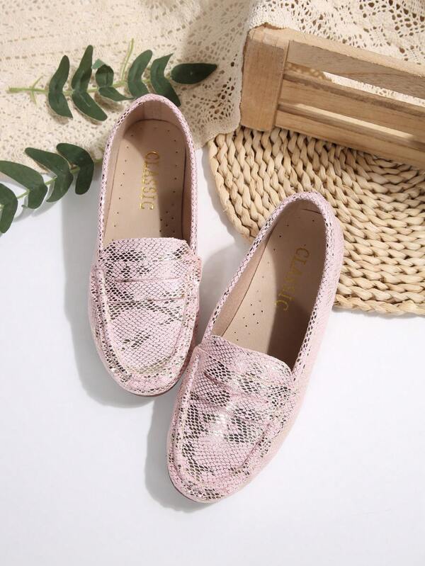 أحذية نسائية مسطحة بتصميم لوفر بأصبع مستدير، مقاسات كبيرة، بتشطيب مرآة، لون أحادي، مرنة، مناسبة لجميع المواسم، تصميم بسيط، من أعلى بولي يوريثان، بطانة قماشية، وبنعل من مطاط TPR، بدون بريق، يمكن غسلها باليد أو تنظيفها جافًا احترافيًا