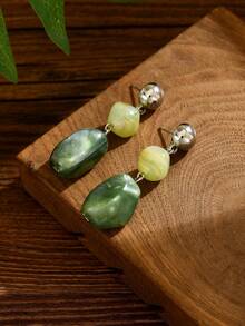 一对优雅性感的不对称几何波浪纹仿玉多色花卉木纹水墨图案树脂吊坠耳环，搭配金色心形耳钉，适合派对、节日、旅行佩戴。每颗树脂珠的颜色和图案都独一无二，模具痕迹属于正常现象。 - 彩色 - 查看 4