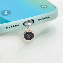 1个防尘塞黑色吊坠，两侧有26个英文首字母，字母手机防尘塞充电口防尘塞兼容苹果接口Type-C防尘塞