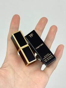 TOM FORD [Mini] KOLOR DO UST 1 g #16 SCARLET ROUGE / Trwałość i natychmiastowy efekt do 12 godz. oraz nawilżenie i odporność na blaknięcie do 12 godz. / Komfortowy i jednolity kolor, przejrzystość i kondycjonowanie / Ultra kremowa i odżywcza szminka. - #16 1g - Zobacz 6