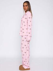 Completo casual da donna per autunno e inverno, composto da top a manica lunga con colletto e chiusura singola e pantaloni a gamba dritta, vestibilità morbida con stampa all-over, con tasche, per uso domestico - Stampa rosa - Visualizzare 4