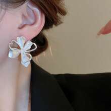 Andkiss 1 Pair Elegant Floral Stud Earrings, Chic And Graceful - Flower Earrings - View 9
