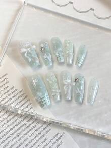 清新甜美少女风夏日美甲——10片中长棺材形美甲贴片。底色为薄荷绿，带有渐变亮片。手绘法式银色方格纹搭配白色蝴蝶结和五角星形钻石，打造精致柔美的妆容，更能衬托肤色。美甲用品 手工美甲贴片 - 薄荷綠 - 查看 3